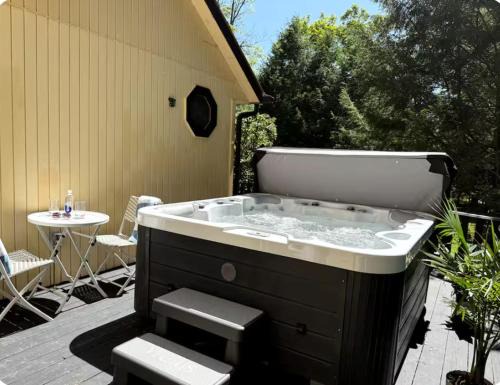 Smallwood Ski Chalet | Bethel Escape Hot Tub 4 beds Game Room and Fire pit Fully Stocked Kitchen