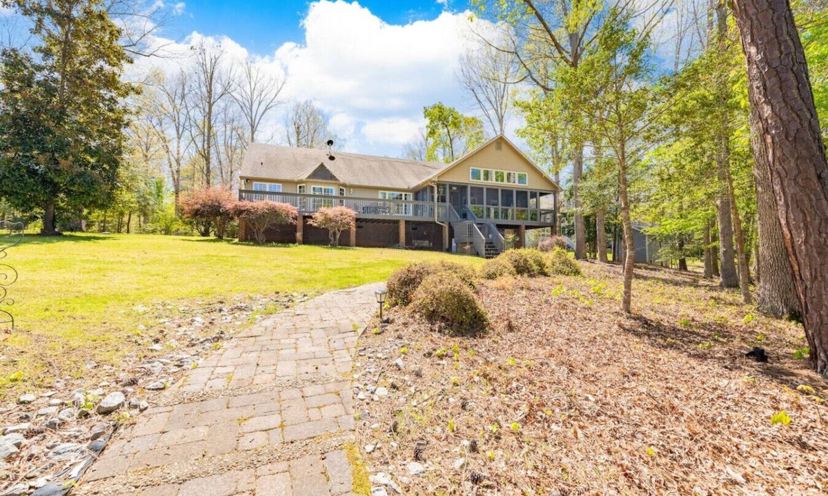 Wise House | Better Lake Than Never | 4BR Lakefront Sleeps 12