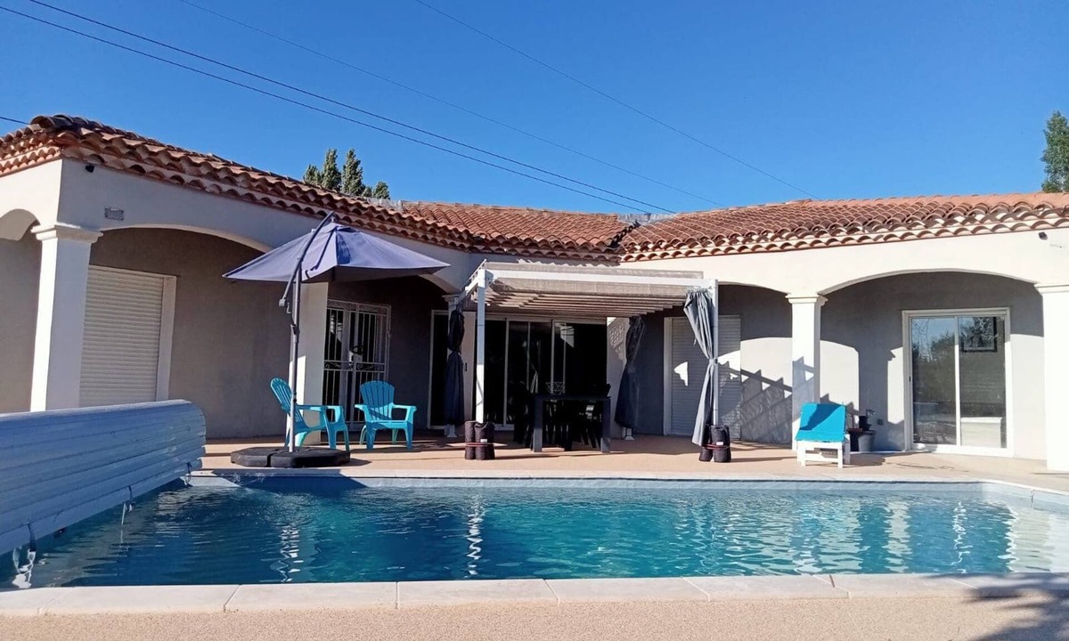 Jonquieres-Saint-Vincent Villa | Between Provence and Camargue