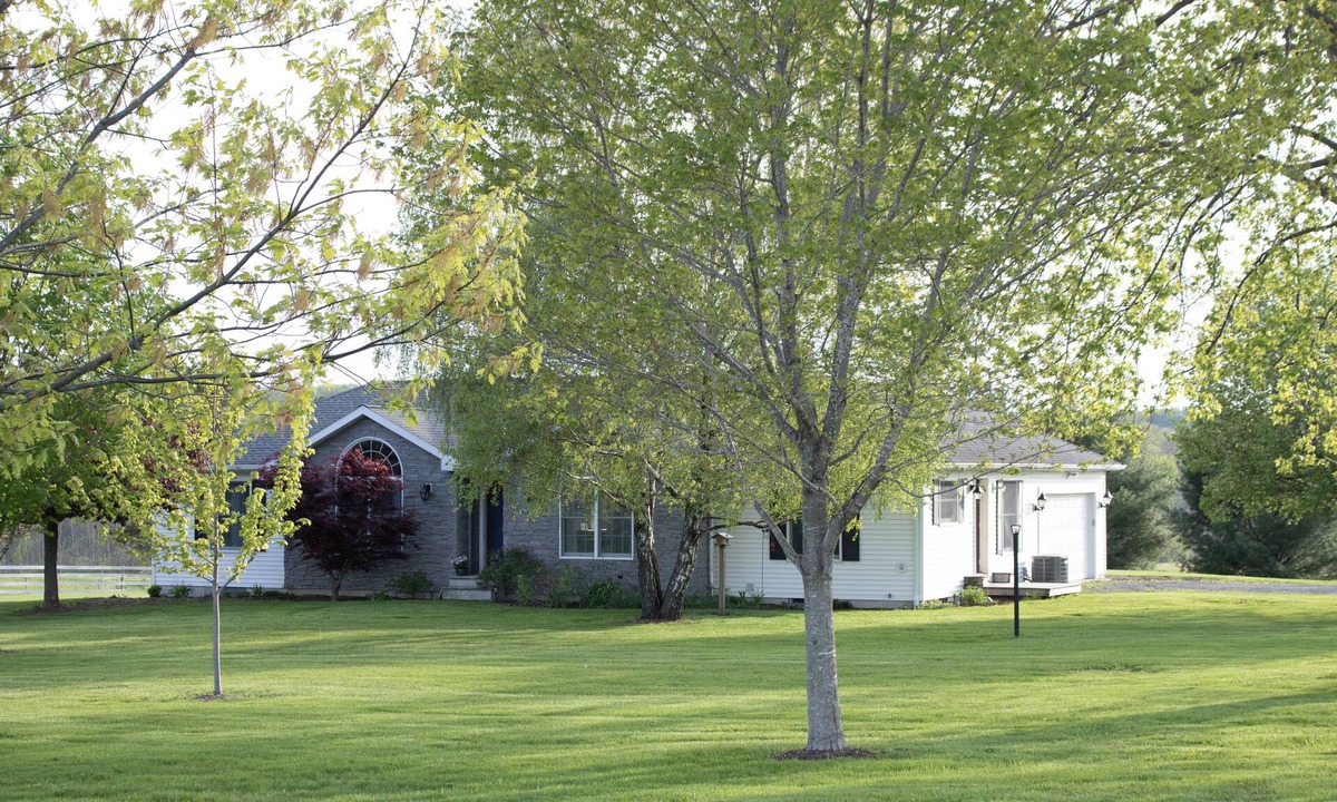 Oaks Corners Cottage | Between Geneva & Canandaigua- Large Yard, Firepit, Sleeps 13