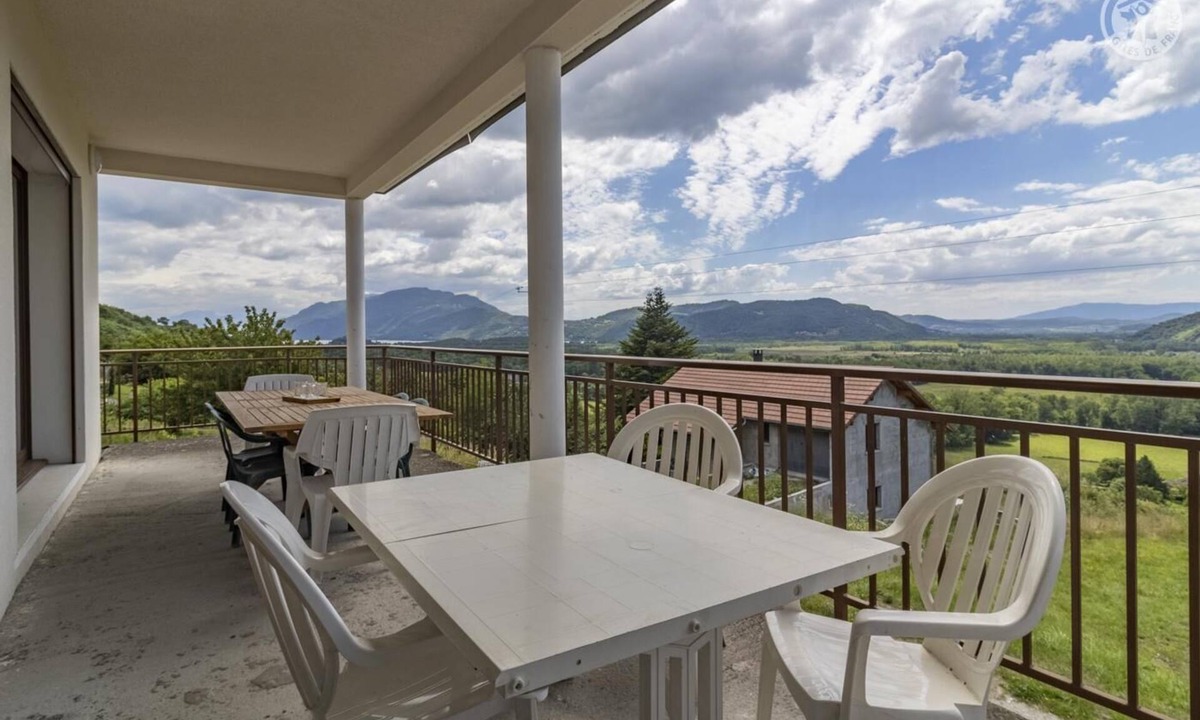 Chindrieux House | BETWEEN LAKE AND MOUNTAIN - A