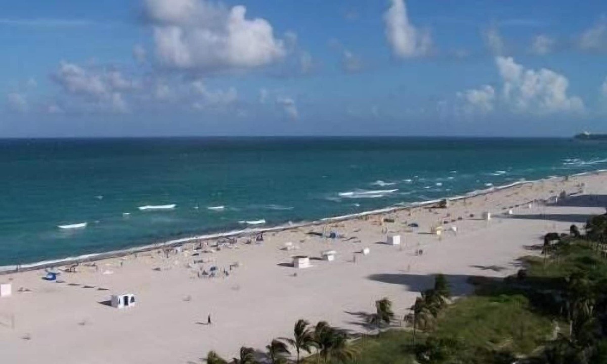 South Beach Apartment | Between Lowe's and Ritz Carlton Hotels Beachfront on Lincoln