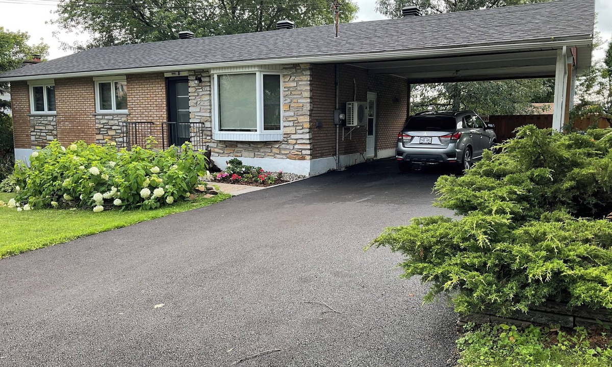 St. Jerome House | Between Montreal and Tremblant, complete home close to 3 services.