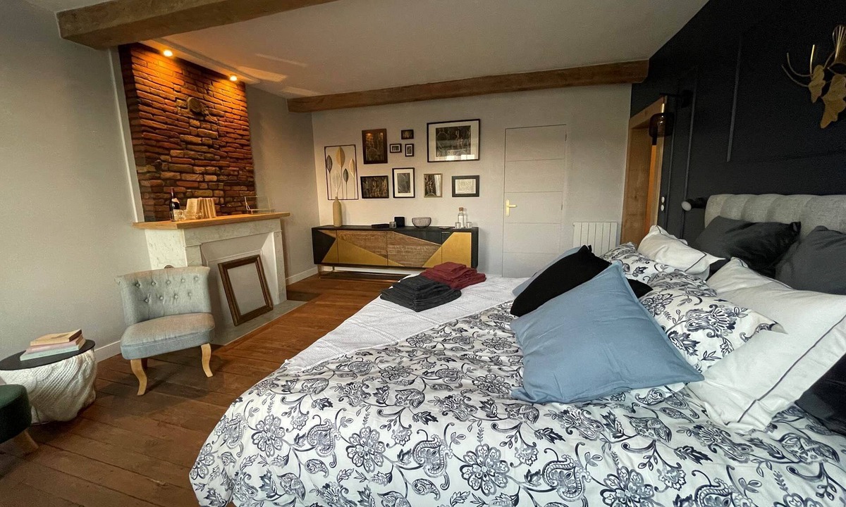 Vendresse House | Between ruins and castle., Chambre d'hôte avec lit king size
