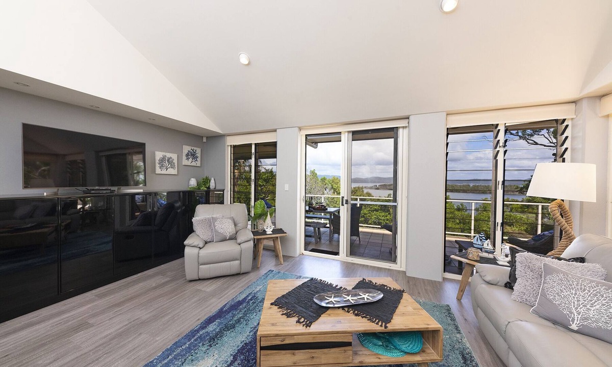 Green Point House | Between the ocean and the lake