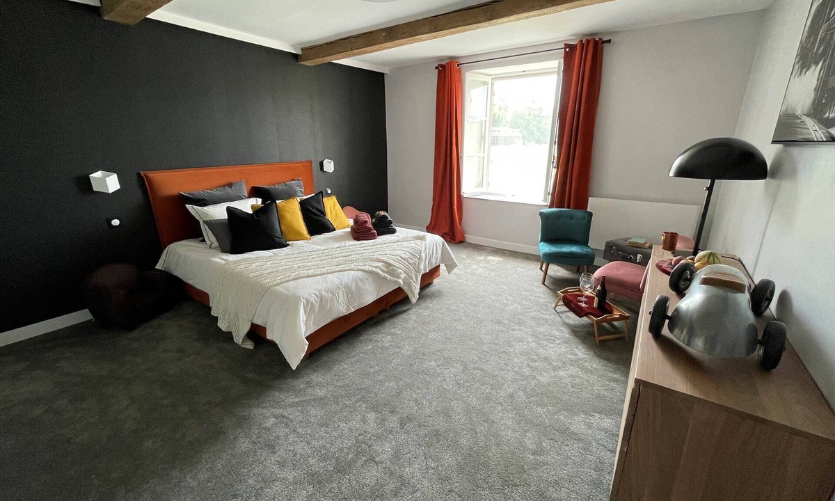 Vendresse House | Between velvet and delicacy., Chambre d'hôte avec lit king size