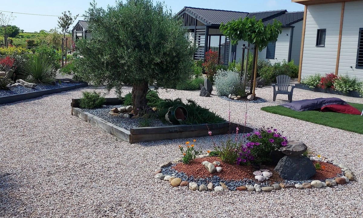 Pomerols Ski Chalet | "BETWEEN VINEYARDS AND THAU OYSTER BEDS"