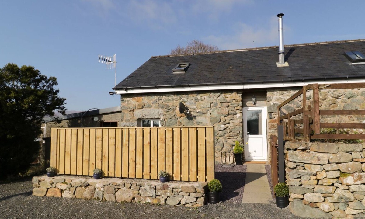 Dolgellau House | BEUDY ISAF, pet friendly, with open fire in Brithdir
