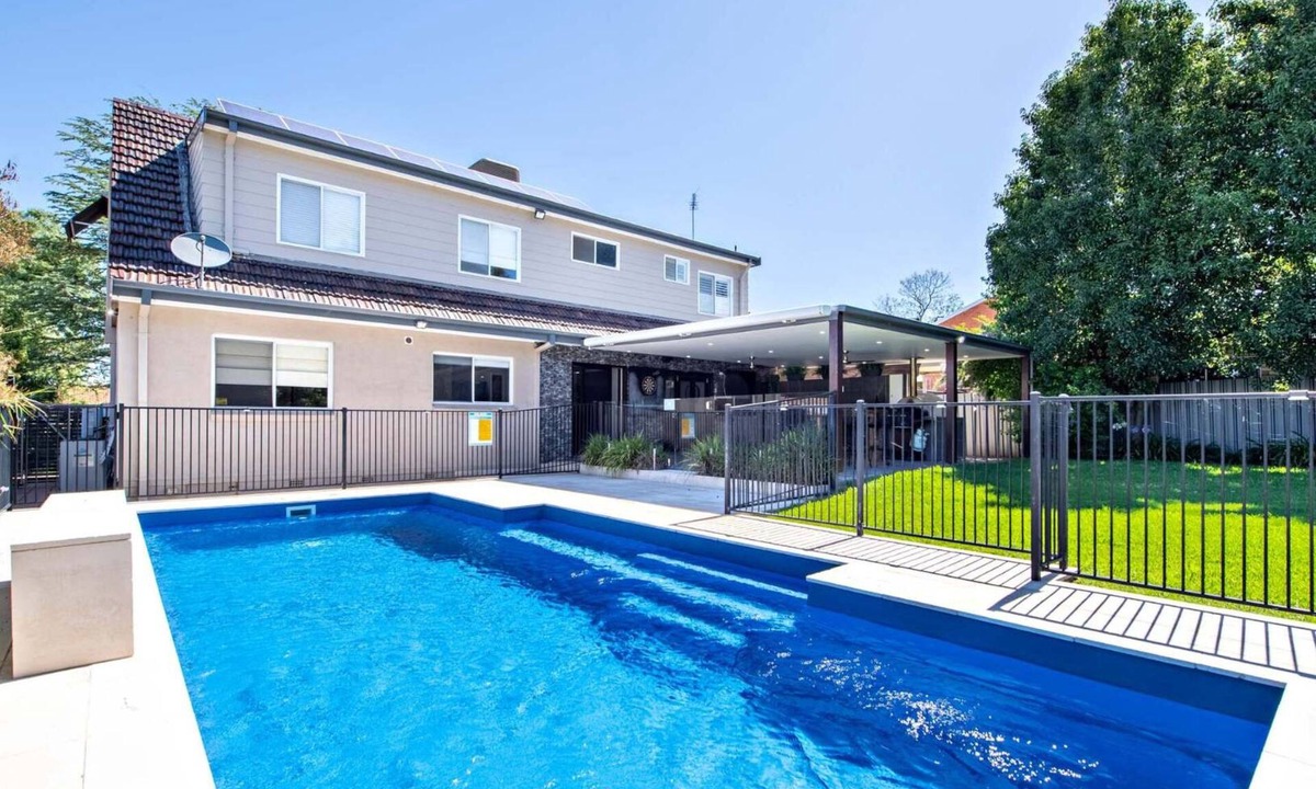 Dubbo House | Beveridge House - Poolside Entertainer, Firepit