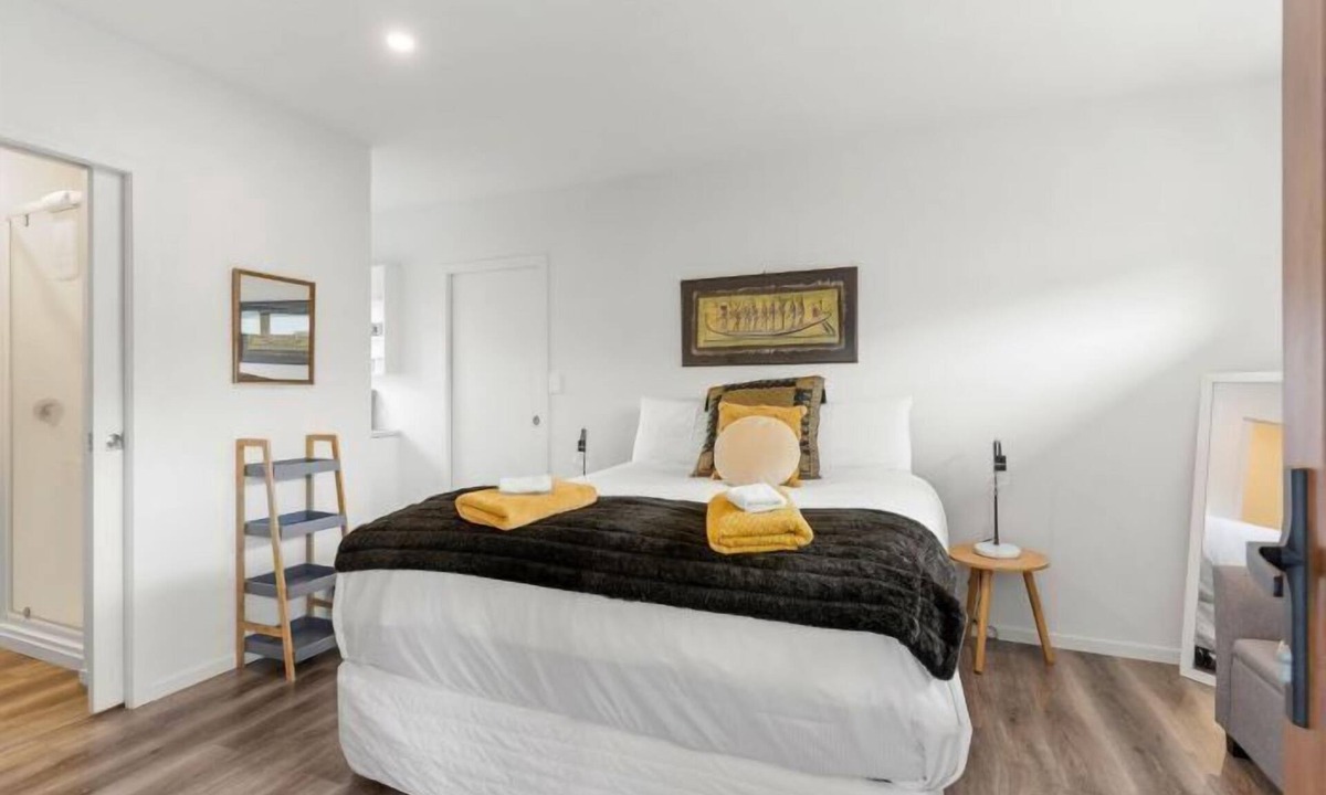 Whangamata House | Beverley Hills Studio Apartment