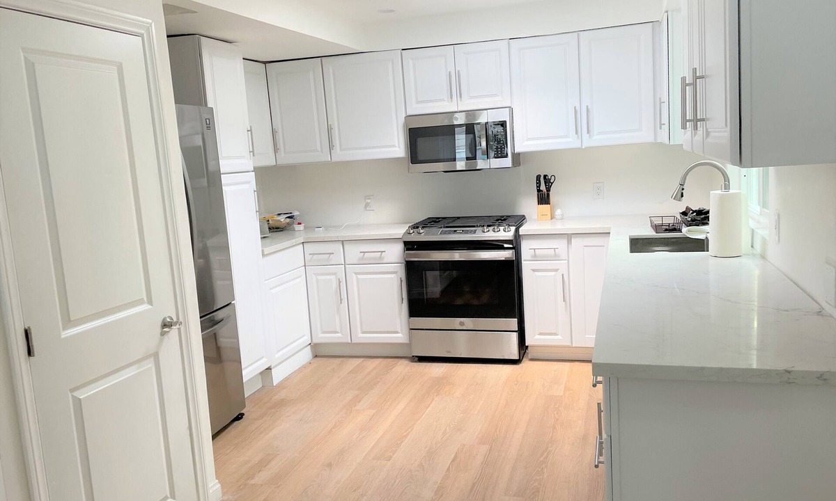 Beverly Glen House | Beverly Hills, Ideal Location 2BD+ House with Heated Pool