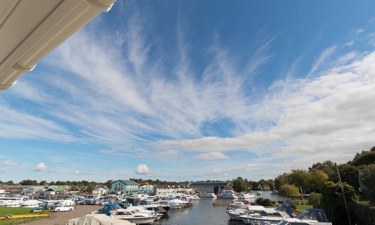 Wroxham Cottage | Bewick Swan - UKC2111