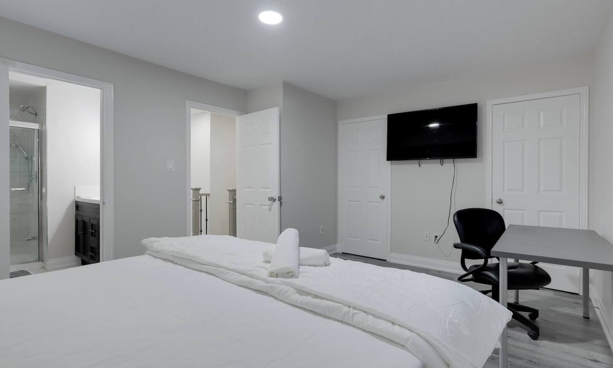 Vaughan House | Big 1bed Suite with fast Internet, Office & Private Bath