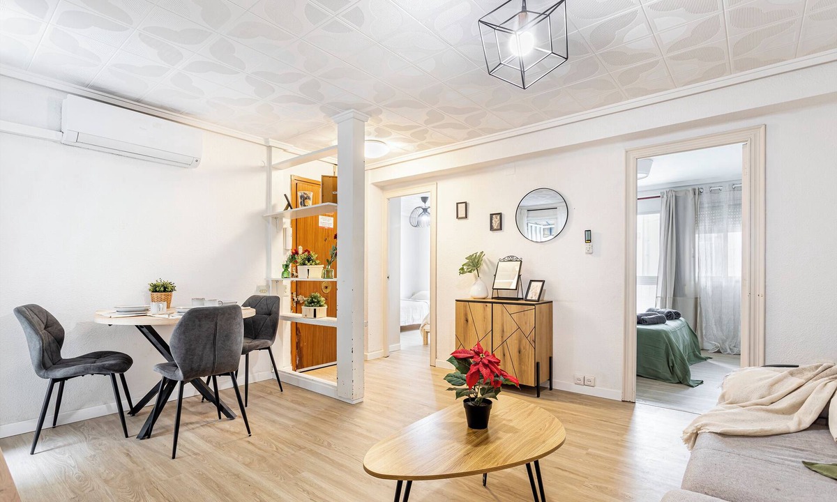 El Cabanyal Apartment | Big and authentic flat in Valencia near beach