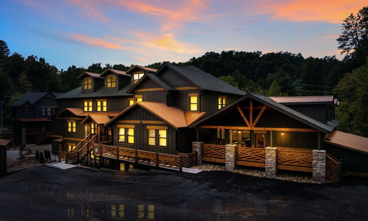 Gatlinburg Cabin | BIG BEAR COVE - 26 BEDROOMS, SLEEPS 100 PEOPLE, LOADED WITH LUXURY!