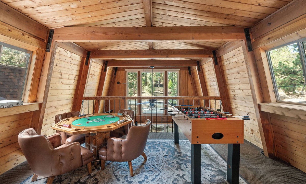 Big Bear City Cabin | Big Bear Lake 2 Miles Hottub Arcade Games Poker Firepit BBQ