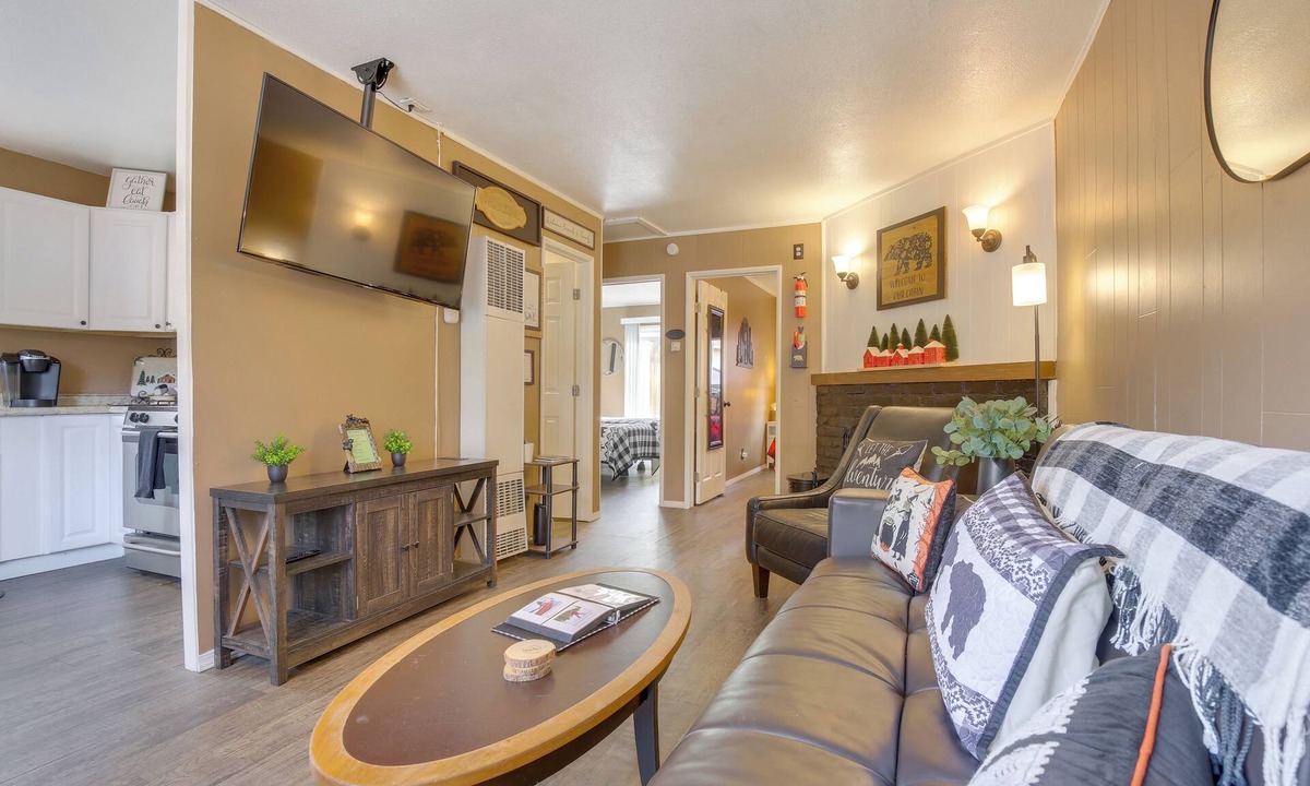 Big Bear City Cabin | Big Bear Ski Hideaway! Cozy Cabin w/Fenced Yard