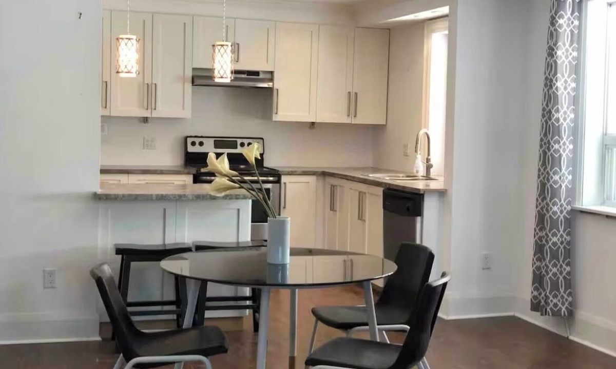 The Beaches House | BIG & BEAUTIFUL- 2Bdrm-Waters Edge Steps Away! Spacious,Bright,Quiet Side Street