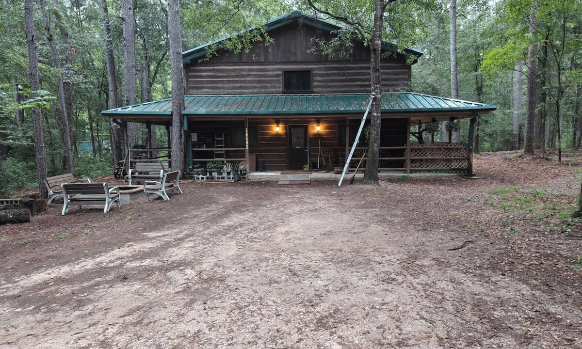 Navasota Cabin | Big Beautiful Cabin amongst Towering Pines