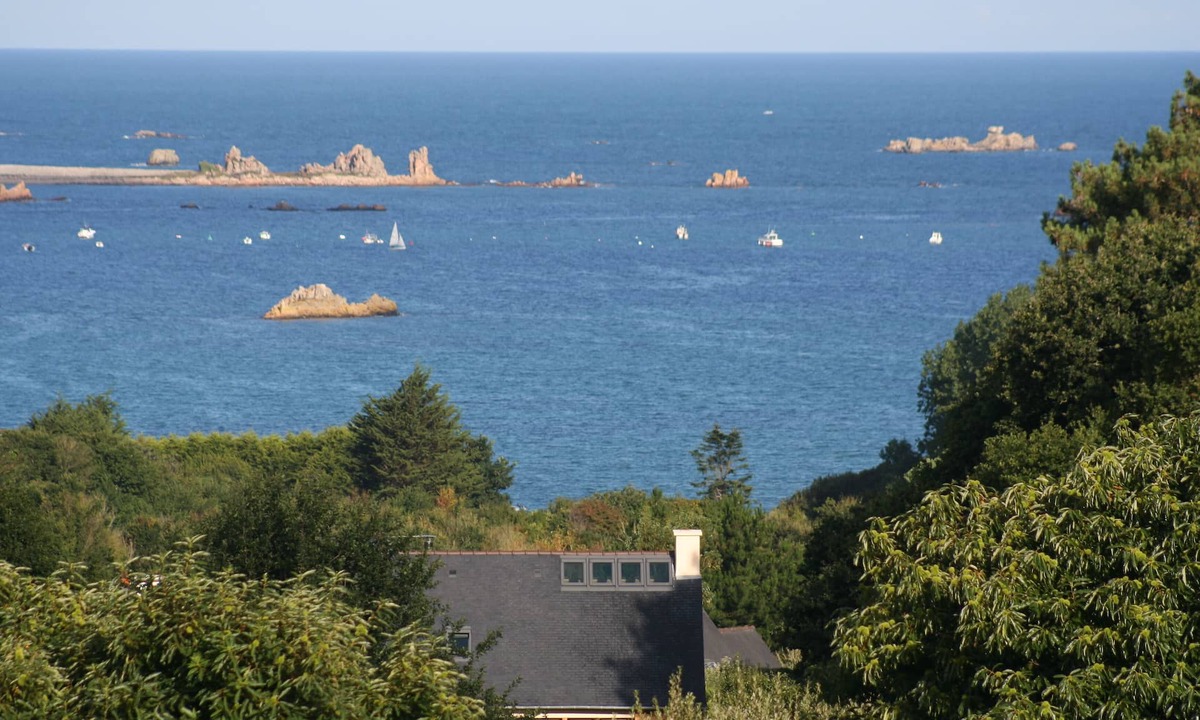 Plougrescant House | Big, bright, and comfortable house