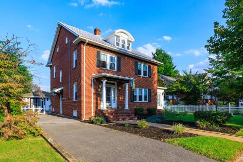 Front Royal House | Big bright family home in town