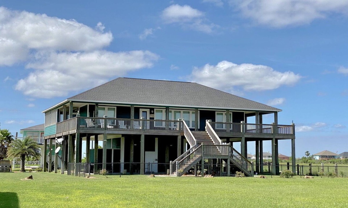 Crystal Beach House | BIG C BEACH RETREAT - 4 Bedrooms, Sleeps 12, Beach View, Elevator.