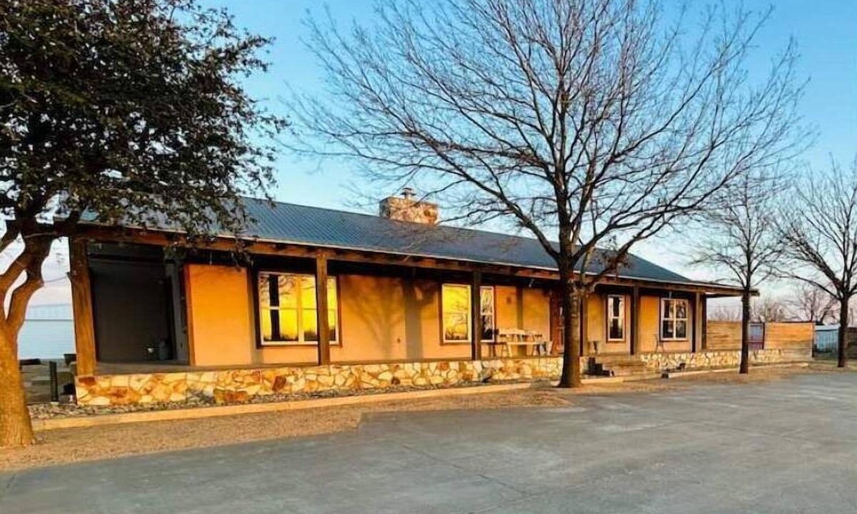 Shallowater House | Big Country Rustic Retreat 16 +