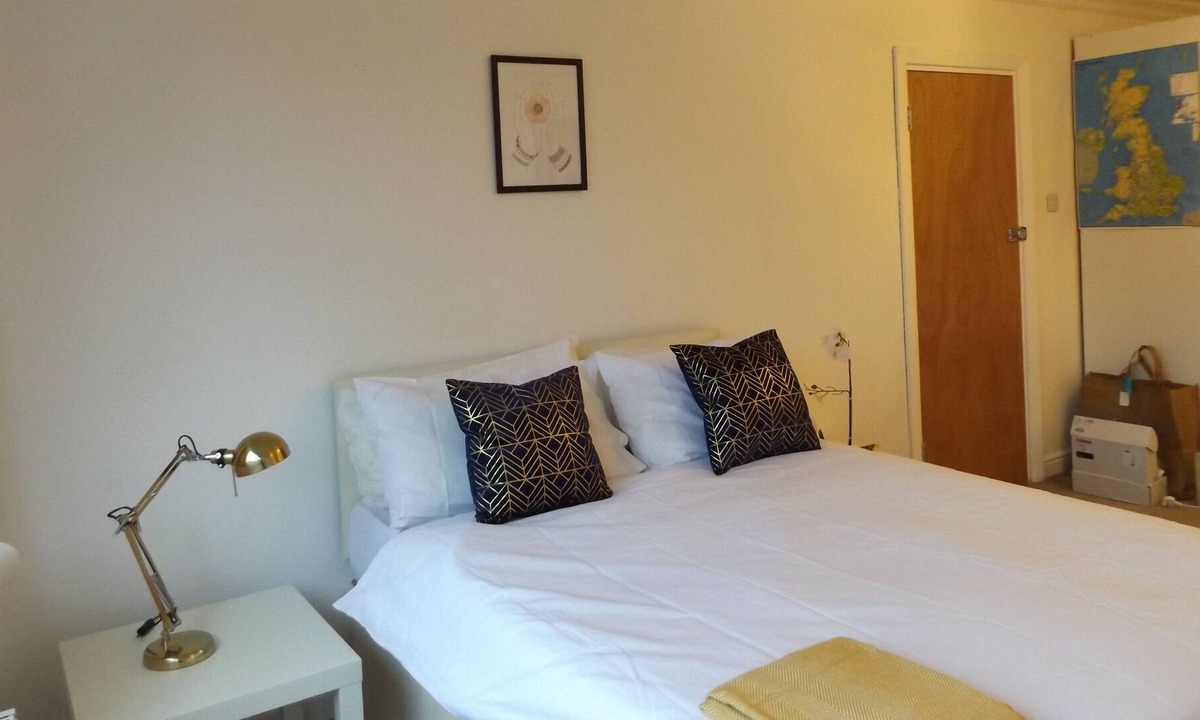 Binley House | BIG double room in coventry