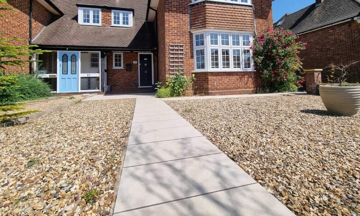Luton House | Big Family house in London outskirts w/ hot tub (5 minutes to Luton airport!)