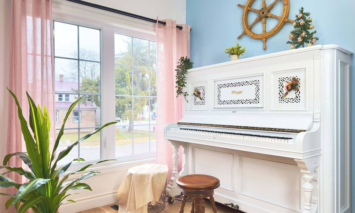 Port Colborne House | BIG Family Suite 2 King Beds Piano Games Sleeps 12
