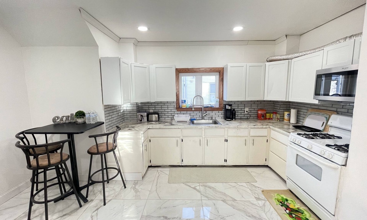 Everett House | “Big Groups” Lovely Spacious Cozy Home