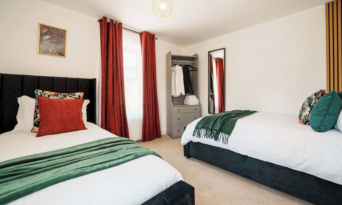 Killingbeck House | Big Groups Welcome, Modern 4BR, Parking & WiFi