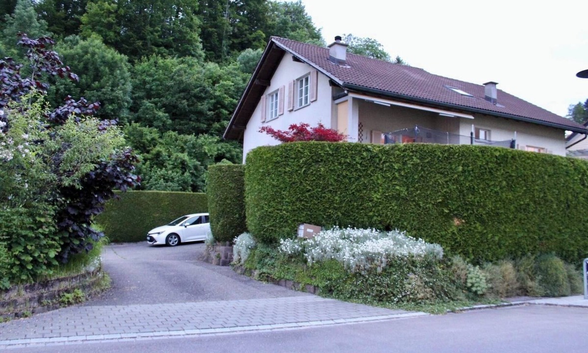 Pfaffikon District House | Big House With 7 Rooms on 2 Floors and Free Parking in Front for Yourself