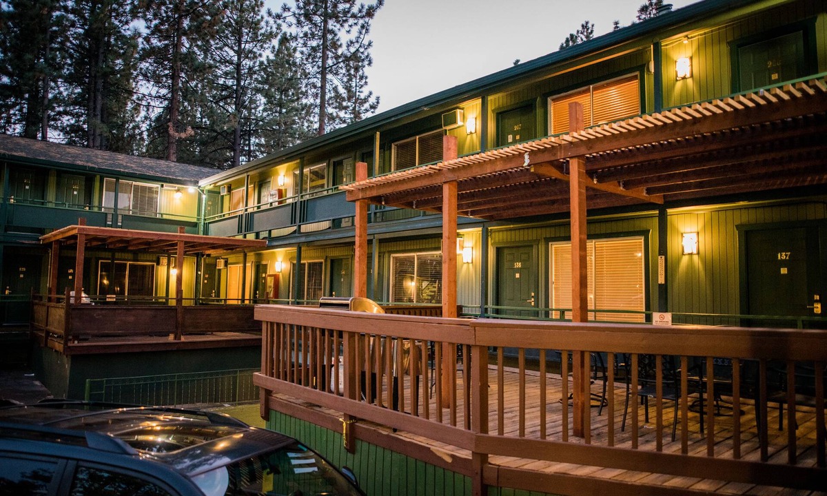 Lakeside Park Hotel | Big Pines Mountain House
