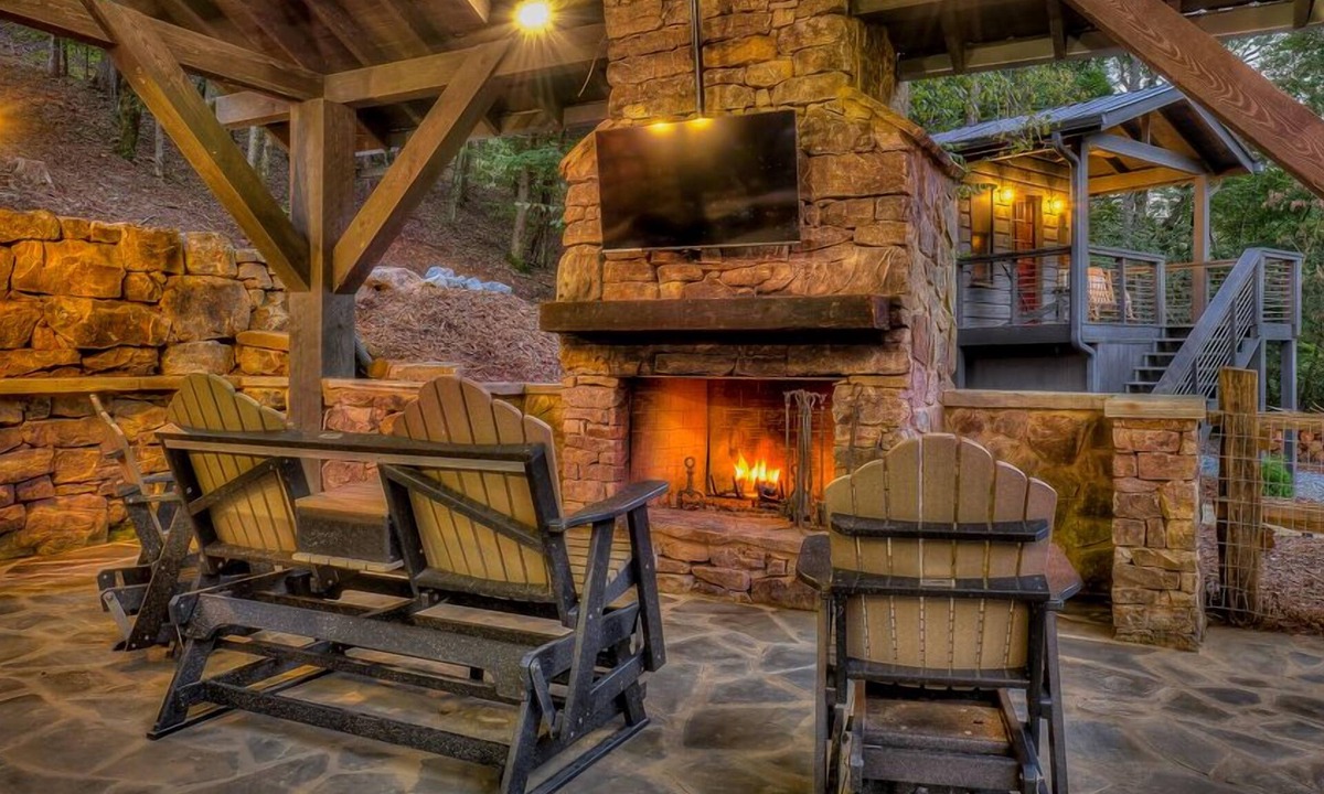 McCaysville Cabin | Big River Family Retreat - Luxury Creekside Getaway | Outdoor Kitchen & Pavillion | Screened in Porch