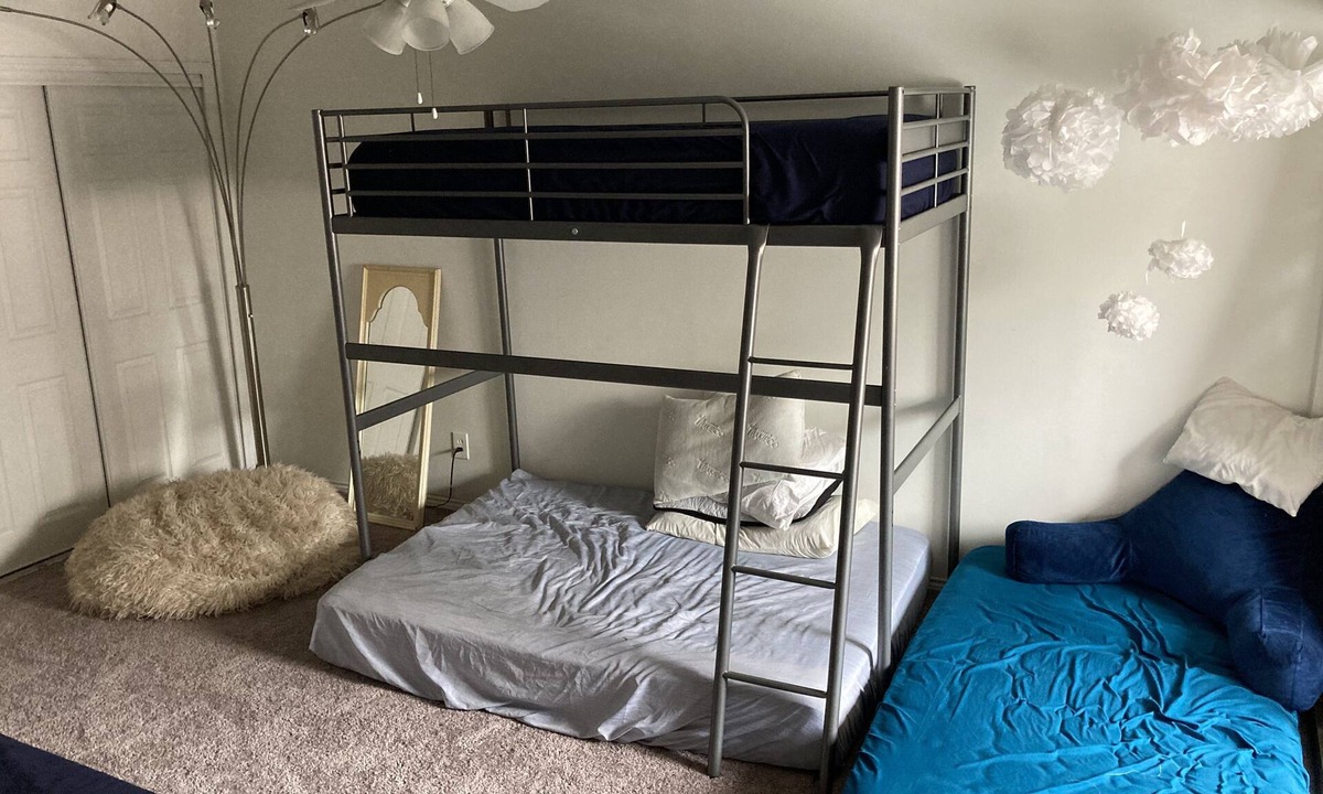 Houston House | BIG room with multiple beds