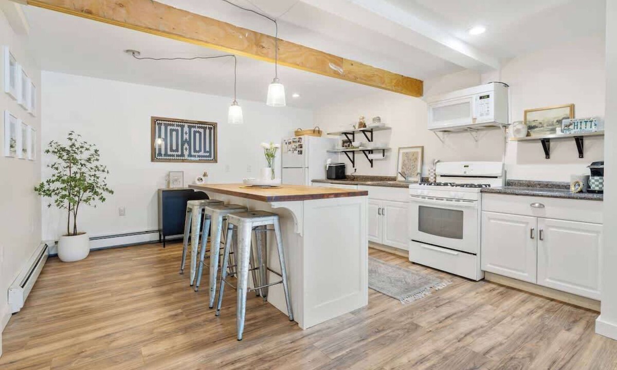 Newbury Apartment | "Big Sky" Retreat Atop Sunapee - Overflow/"Flex"