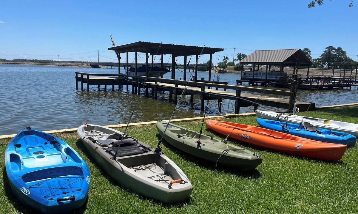Trinity House | Big spacious home, 6 kayaks, firepit, fishing, boat space, next to Goat Island.