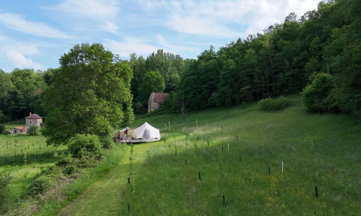 Saint-Cernin-de-lHerm Cabin | Big tent in a green setting!