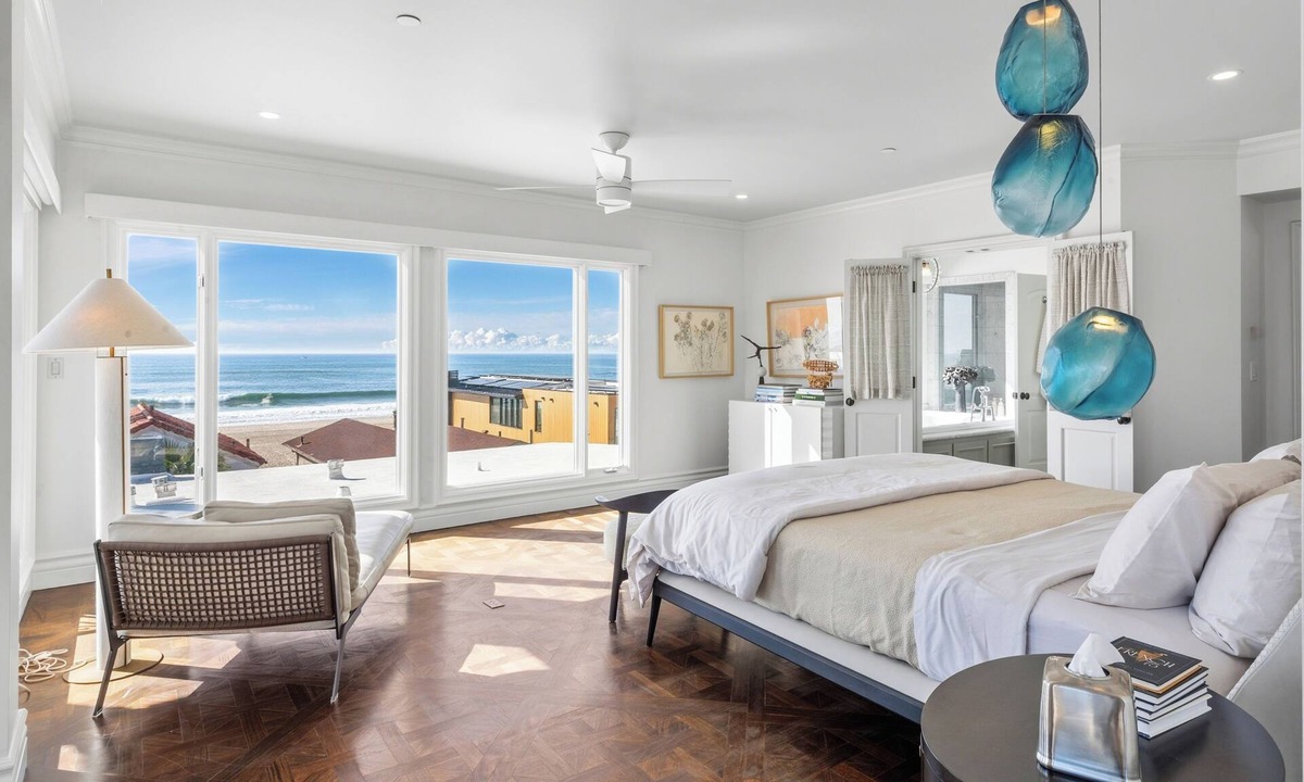 The Strand House | BIG VIEWS,ELEGANT,STEPS TO SAND AND TOWN