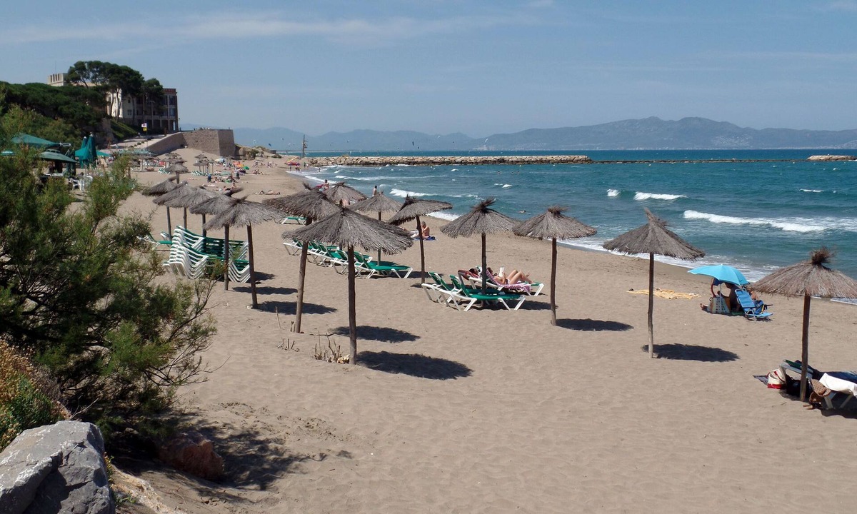 L'Escala Villa | BIG VILLA FOR 8 PRIVATE SWIMMING POOL FREE WIFI 550M BEACH AND VILLAGE