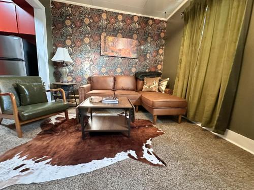 Russell Apartment | Bigfoot Bungalow-1BD1BABalcony-Downtown RS