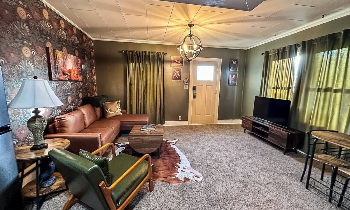 Russell Apartment | Bigfoot Bungalow-Downtown Russell 1BD/1BA/Balcony/Grill-2PP