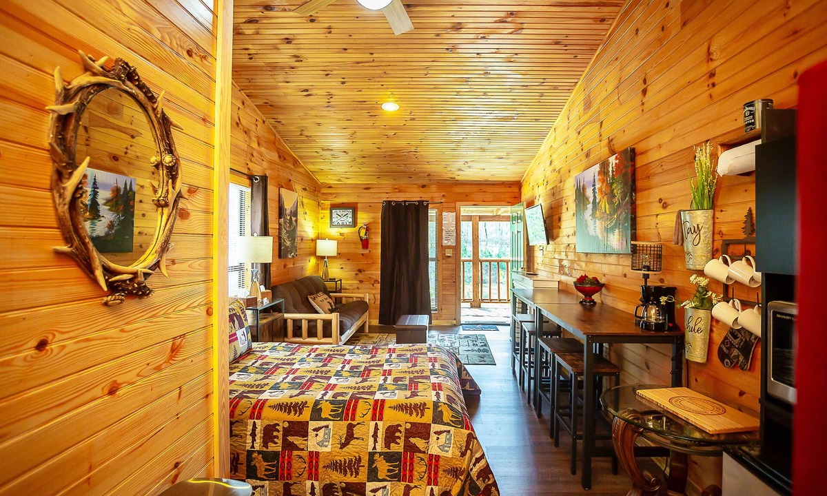 Benton Hotel | Bigfoot Lodge Room Four