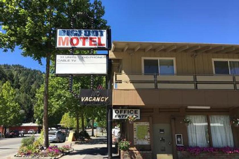 Willow Creek Hotel | Bigfoot Motel