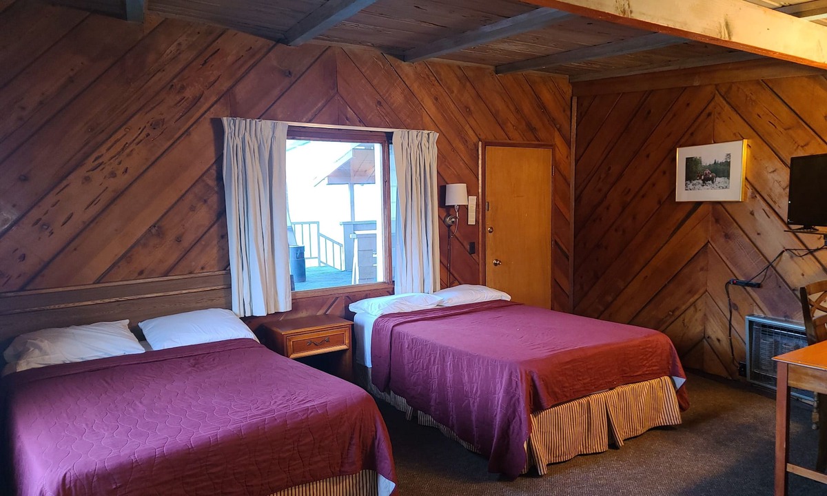 Willow Creek Hotel | Bigfoot Motel