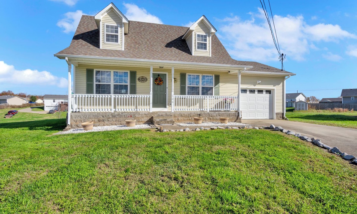 Oak Grove House | Bigger & Better 3BR Home for 8 | Mid-Term | King