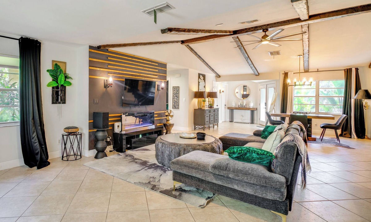 Caloosahatchee Cottage | Bike to Dtwn: Home w/Hot Tub & BBQ in Cape Coral