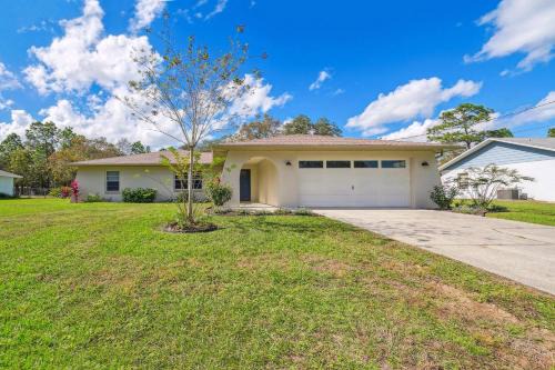 Lecanto House | Bikes, Yard & Fire Pit at Upscale Lecanto Home!