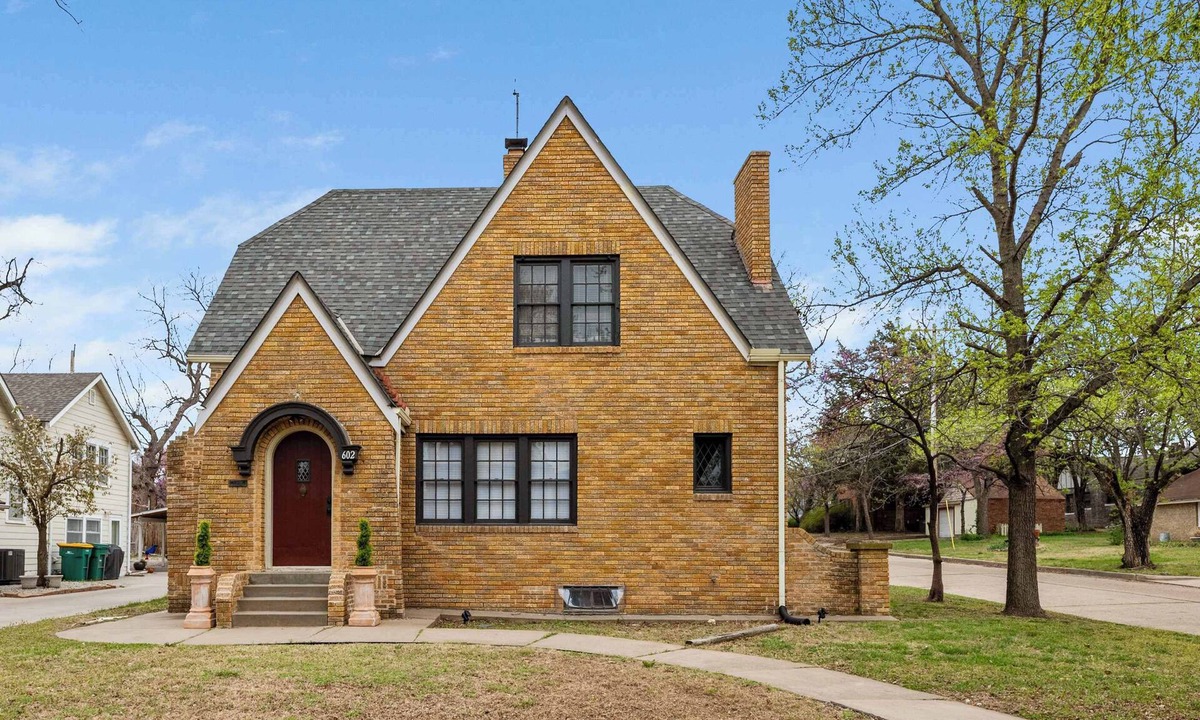 Sleepy Hollow House | Bilbos Cottage 3 bed 2 and a half bath home in College Hill